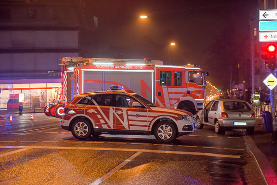 Wiesbadenaktuell Schwerer Crash Nach Vorfahrtsmissachtung In Wiesbaden Vier Personen Verletzt