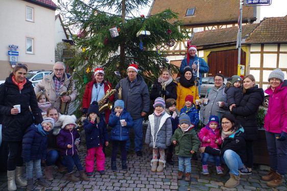 Die Kinder der Pusteblume haben den Weihnachtsbaum in Auringen geschmückt