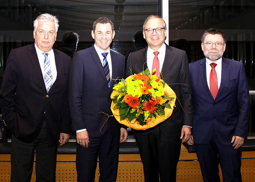 Wiederbestellung besiegelt: Ralf Schodlok (2. v. r.) mit Udo Stieglitz (v. r., Aufsichtsratsvize), OB und ESWE-Aufsichtsratsvorsitzendem Sven Gerich und Michael Riechel (Vorstandssprecher Thüga AG)