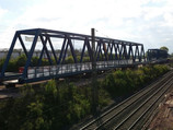 Große Stahlbrücke am Bahnhof Wiesbaden Ost wird eingehängt