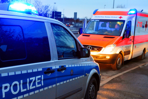 In Wiesbaden flüchtete ein unbekannter Autofahrer am Mittwoch vom Unfallort, nachdem er einen Fußgänger angefahren hatte. Dieser musste ins Krankenhaus gebracht werden.