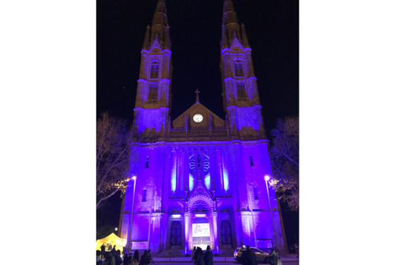 Die blau erleuchtete Bonifatius-Kirche setzt am 30. November ein Zeichen gegen die Todesstrafe.