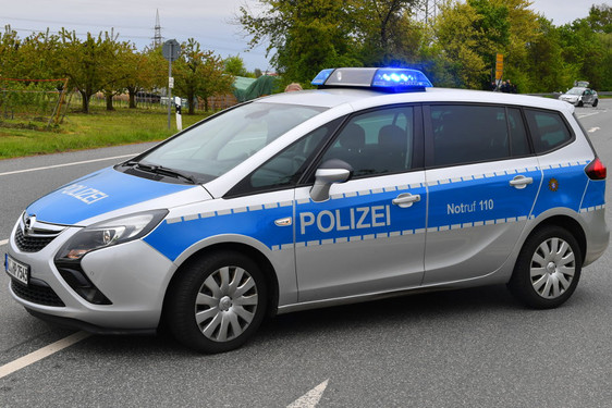 E-Bike-Fahrer stürzt in Wiesbaden-Dotzheim - Auto fährt einfach weiter.