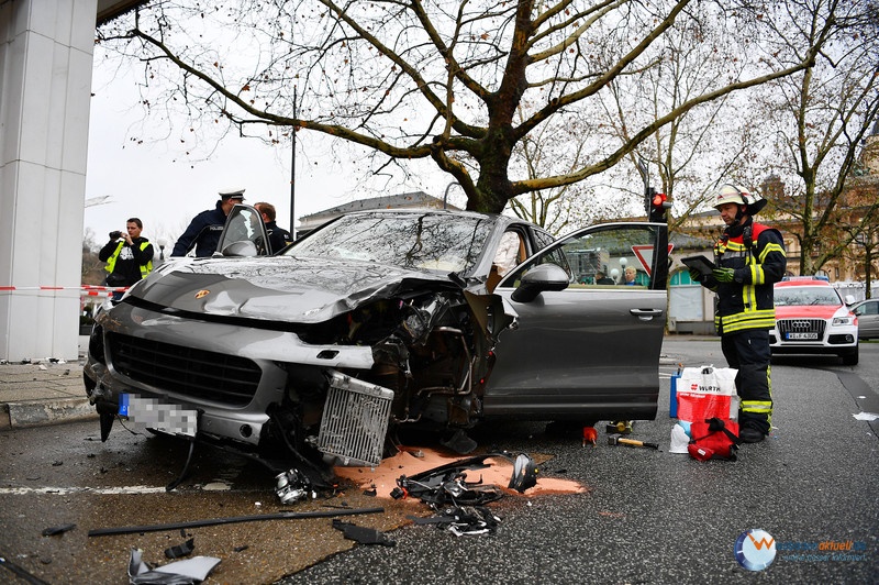 Wiesbadenaktuell Verkehrsunfall Porsche Fahrer Verliert Kontrolle