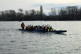 Trotz Eiseskälte trainieren sie auf dem Wasser: Ein Mixed-Team im Drachenboot (Vordergrund), die „Pink Ladies“ vom WVS (ganz hinten, über dem Kopf des Steuermanns) und nicht mehr auf dem Foto: Kanuwanderer und Ocean-Sportler vom WVS