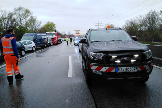 Wiesbadenaktuell Bmw Fahrer Verliert Kontrolle Uber Sportwagen Auf A671 Autobahn Mehrere Stunden Gesperrt