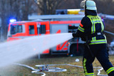 Ein Mann hatte am Montagnachmittag eine Gartenhütte bei der Fischzucht in Wiesbaden angezündet. Die Feuerwehr löschte die Flammen.
