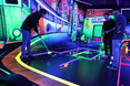 3D-Schwarzlicht-Minigolf in Mainz. Neonfarben, 3D-Effekte und spektakuläre Bahnen sorgen für Minigolferlebnis der besonderen Art.