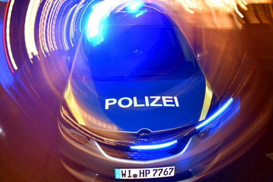 In Wiesbadens Mitte kam es in der Nacht auf Samstag zu einem seltsamen Vorfall: Ein Mann gab sich als Polizist aus, nur um dann auf seine Opfer einzuschlagen.