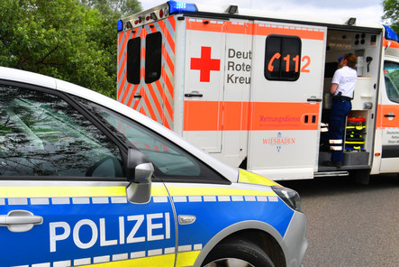 In Wiesbaden-Biebrich kam es am Samstagnachmittag zu einem Angriff mit einem Messer. Eine Frau wurde dabei schwer verletzt. Den Täter nahm die Polizei noch am Tatort fest. Das Opfer wurde vom Notarzt medizinisch erstversorgt.