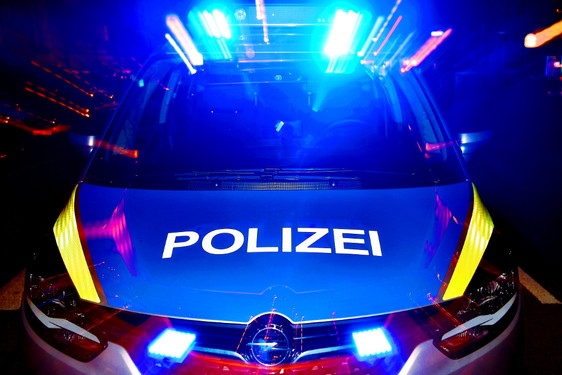 18-jähriger mit Glasflasche in Wiesbaden geschlagen und getreten. Der junge Mann wird dabei leicht verletzt.