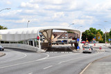 Bushaltestellen-Membrane am Brückenkopf in Mainz-Kastel wird im Oktober gereinigt.