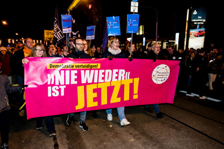 Ein klares Zeichen für Vielfalt und Demokratie. Es ist 5 vor 12 - Großdemo in Wiesbaden gegen Rechtsruck und für Vielfalt am 15. Februar.