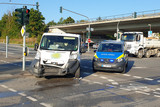 Kleintransporter krachte auf Kreuzung in Wiesbaden-Biebrich in einen Pkw. Die beiden Fahrer wurden dabei verletzt.