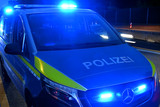 Eine 26-jährige Autofahrerin beginn in der Nacht zum Samstag in Wiesbaden eine Verkehrsunfallflucht, nach dem sie ein eine Baustelle gehen war. Das ganz unter Alkoholeinfluss.