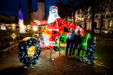 Der Kinder-Sternschnuppen-Markt lockt mit beleuchtetem Wichtelwald auf den Wiesbadener Luisenplatz.