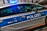 Täterhinweise nach Sachbeschädigung an einem geparkten Auto am Montag in Wiesbaden-Biebrich gesucht.