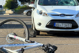 Autofahrerin übersah Radfahrer am Sonntag in Wiesbaden-Biebrich. Es kam zum  Zusammenstoß.
