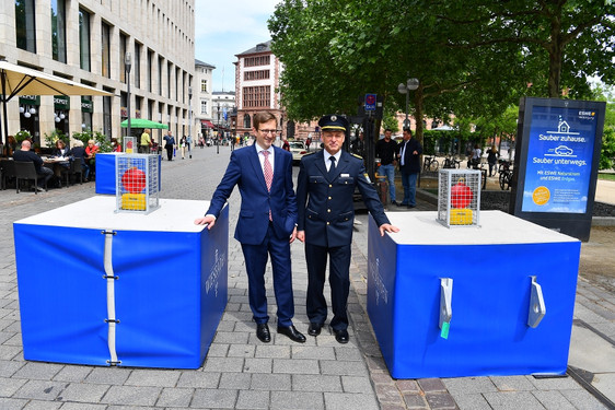 Zum Schutz vor möglichen Amokfahrten wurden in Wiesbaden am Donnerstag an vier Stellen in der Innenstadt Betonblöcke aufgestellt. Lkw sollen nicht mehr in die Fußgängerzone "rasen" können.