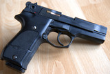 Bei einer Reihe unangekündigter Kontrollem haben die Wiesbadener Behörden zahlreiche Verstöße gegen das Waffengesetz festgestellt und insgesamt 18 Waffen sichergestellt.