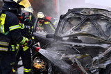 In Wiesbaden gerieten Freitagabend und in der Nacht zum Samstag in Wiesbaden, Rambach und Erbenheim  insgesamt sechs Fahrzeuge in Brand. In einem Fall entstand immenser Schaden und die Polizei vermutet eine Brandstiftung. Die Flammen wurde jeweils von der alarmierten Feuerwehr gelöscht.