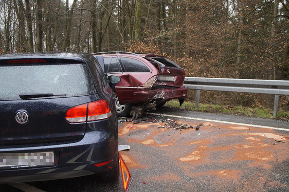 Wiesbadenaktuell: Mercedes Schleudert Auf Nasser B54 In Den Gegenverkehr