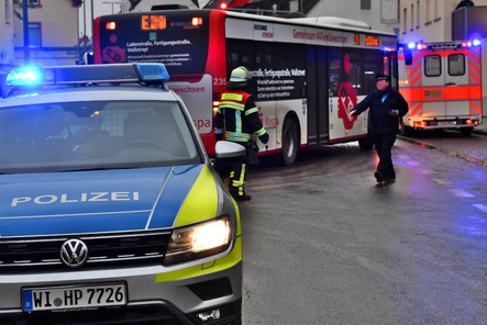 Die Fahrerin eines Stadtbusses musste am Freitagnachmittag in Wiesbaden scharf bremsen. Mehrere Passagiere stützten und zogen sich Verletzungen zu. Zahlreiche Rettungskräfte versorgen die betroffenen Personen.