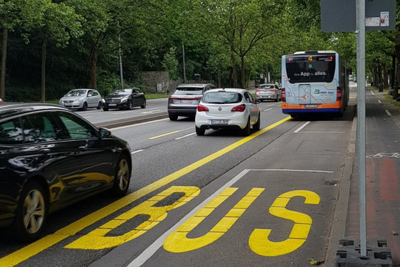 In der südlichen Biebricher Allee wurde eine temporäre Busspur eingerichtet.