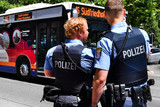 Jugendlicher haben am Freitagnachmittag in einem Bus im Wiesbadener Stadtteil Mainz-Kostheim zunächst einen Busfahrer beleidigt. Im Anschluss bewarfen sie noch zwei Kinder Flaschen.