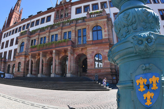 Der Wiesbadener Oberbürgermeister Gert-Uwe Mende hat die Dezernatszuschnitte und die Zuständigkeiten im Magistrat neu geordnet. Die neue Struktur gilt ab dem 1. Juli 2023.