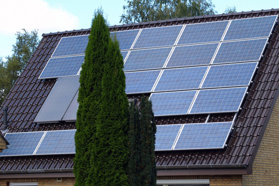 Solarzellen auf einem Hausdach in Wiesbaden.