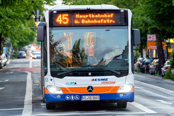 In Wiesbaden bleibt der Fahrplan der ESWE weiterhin eingeschränkt. So gilt auch zwischen den Ferien der Ferienfahrplan.