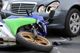 Zu einem Verkehrsunfall zwischen einem einparkenden Pkw und einem Motorrad istes am Freitag in der Hochheimer Straße im Wiesbadener Stadtteil Mainz-Kostheim. Der Biker wurde dabei schwer verletzt.