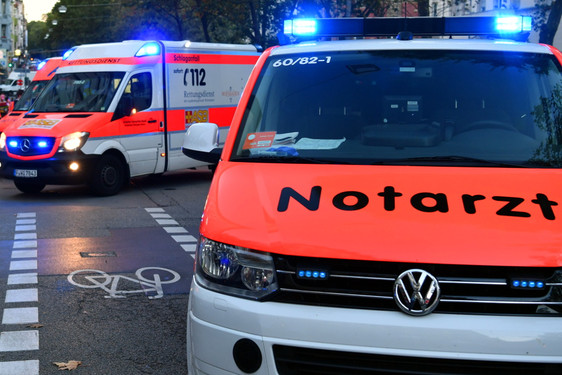 Fußgänger wird Erich-Ollenhauer-Straße in Wiesbaden-Dotzheim von Auto angefahren. Notarzt und Rettungssanitäter versorgen den Schwerverletzten.
