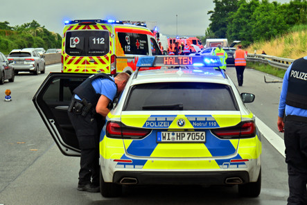 Verkehrsunfall im Berufsverkehr auf der A66 bei Wiesbaden-Erbenheim. Rettungskräfte  versorgten die Verletzten.