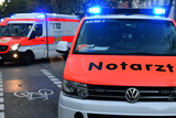Notarzt und Rettungssanitäter versorgen die Angefahrenen Fußgänger in Dotzheim.
