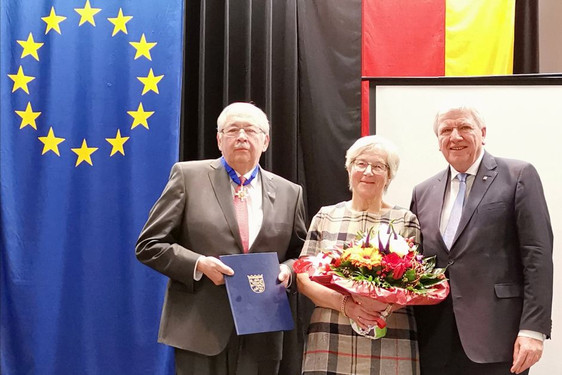 Norbert Kartmann (links, mit Frau Annelie) erhält den Hessischen Verdienstorden von Ministerpräsident Bouffier.