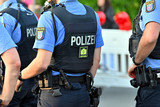 In Wiesbaden teilte Innenminister Poseck mit, dass die Polizeikräfte ab sofort ein Strafanzeigen-App benutzen, um die Arbeit am Einsatzort einfacher zu machen.