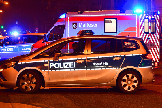 Mann sticht im Hausflur am Mittwochabend auf seine Ex-Partnerin in Mainz-Kostheim ein. Rettungssanitäter und Notarzt kümmerten sich um die schwer verletzte Frau. Die Polizei konnte den Täter 1 Stunde später festnehmen.