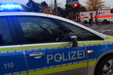 Das Wendemanöver eines Autofahrers führte am Dienstagmorgen in Wiesbaden-Biebirch zum Sturz eines Rollerfahrers. Der Unfallverursacher flüchtete.