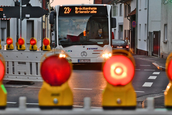 Vollsperrung des Wallauer Weges in Wiesbaden-Nordenstadt wegen Sanierungsarbeiten: Mehrere Buslinien werden umgeleitet.