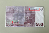 Auch in Wiesbaden sollten die Bürger achtsam beim Umgang mit Bargeld sein, da hessenweit immer mehr Fälle von Falschgeld gemeldet werden. Abbildung von sichergestelltem Falschgeld - erkennbar an dem markierten Schriftzug "COPY PROP"