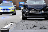 Autofahrer verlor am Samstag in einem Kreise die Kontrolle und durchbracht mehrere bauliche Absperrungen in Wiesbaden-Biebrich.