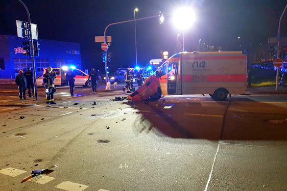 wiesbadenaktuell schwerer crash zwischen rettungswagen und auto in biebrich