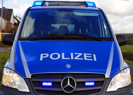 Stein in Kinderzimmer geworfen. Polizei Wiesbaden ermittelt.
