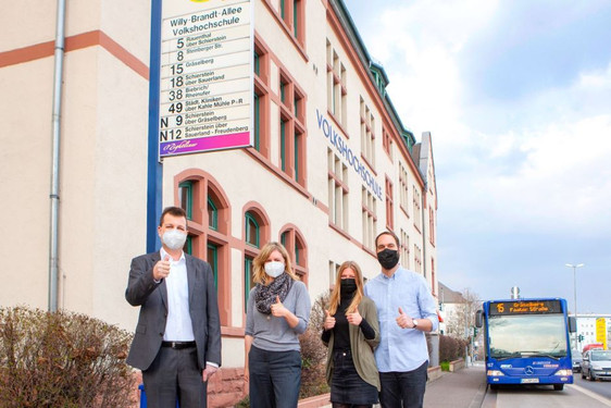 Vier Menschen an der Bushaltestelle Volkshochschule Wiesbaden