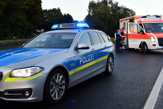 Alkoholisiert auf anderes Auto am Dienstagabend in Mainz-Kastel aufgefahren. Rettungssanitäter versorgen die beiden Verletzten. Polizei ermittelt nun gegen die Unfallverursacherin.