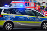 Während eines Rettungsdiensteinsatzes wurde am Donnerstag in Wiesbaden ein Sanitäter durch einen Fußtritt am Kopf verletzt.