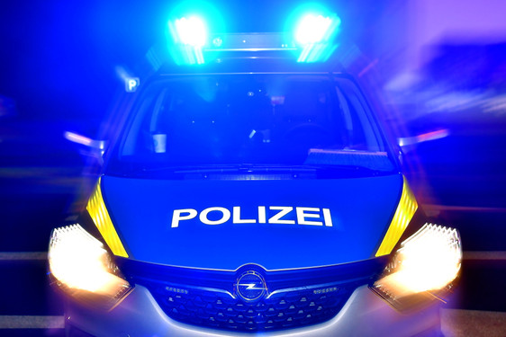 Unbekannter schlägt 24-Jährigen  Bierflasche in Wiesbaden auf Kopf. Die Polizei sucht Zeugen.