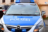 Betrunkener Mann randaliert in Hausflur in Wiesbaden-Dotzheim. Die Polizei nimmt den Täter fest.